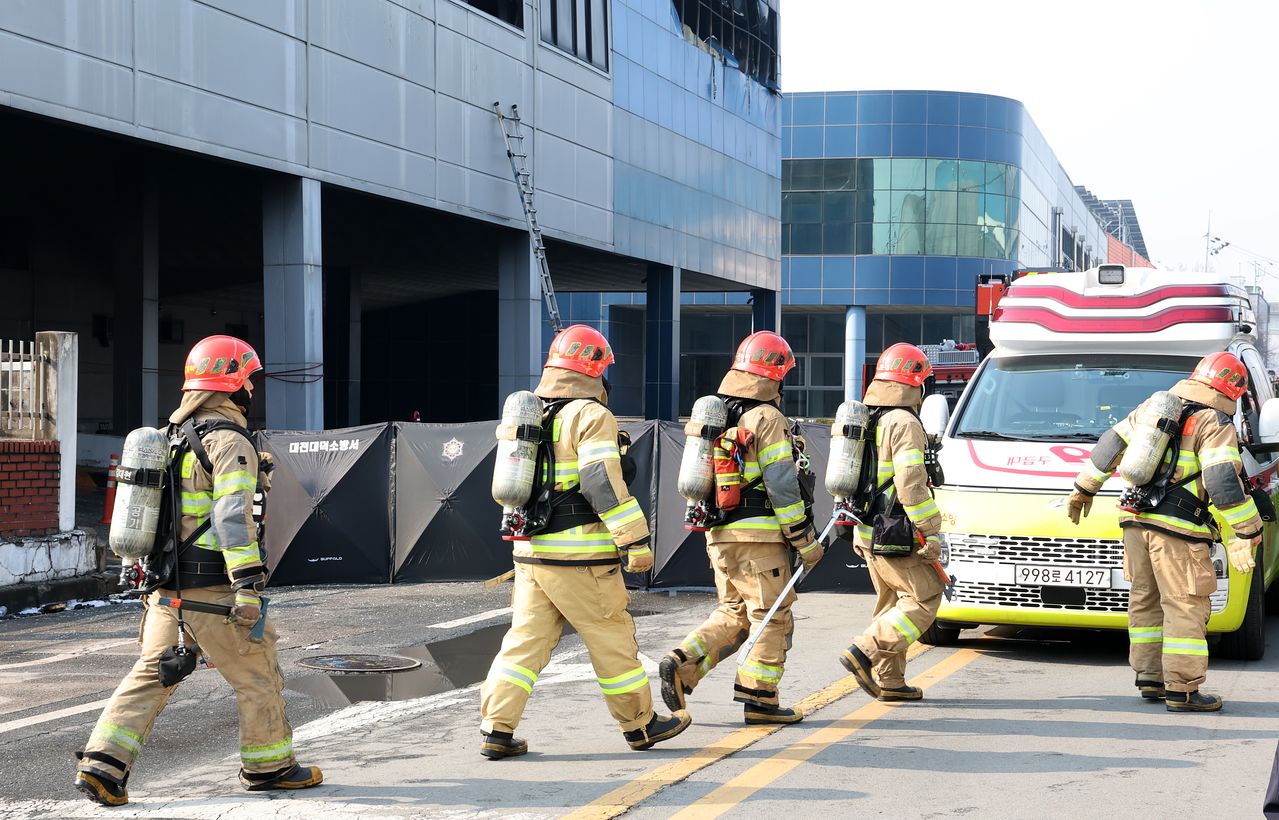 21일 대형 화재로 인명피해가 발생한 대전 대덕구 자동차 부품 제조 공장에서 실종자 수색작업이 진행되고 있다. 뉴스1