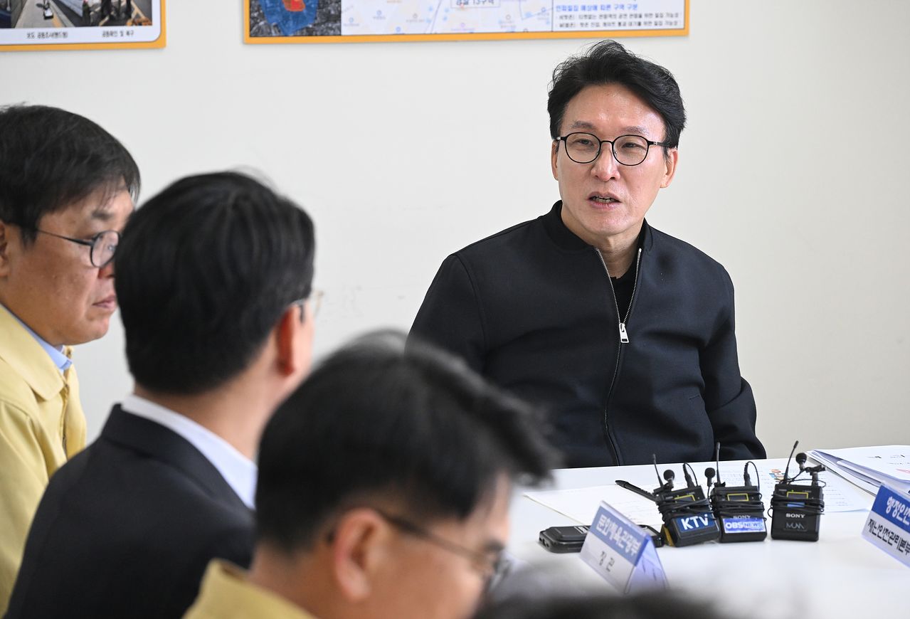 김민석 국무총리가 그룹 방탄소년단(BTS)의 컴백 공연을 앞둔 21일 오전 서울 종로구 세종문화회관에 마련된 통합현장본부에서 열린 BTS 컴백공연 사전 안전점검 회의에서 발언을 하고 있다. 뉴스1