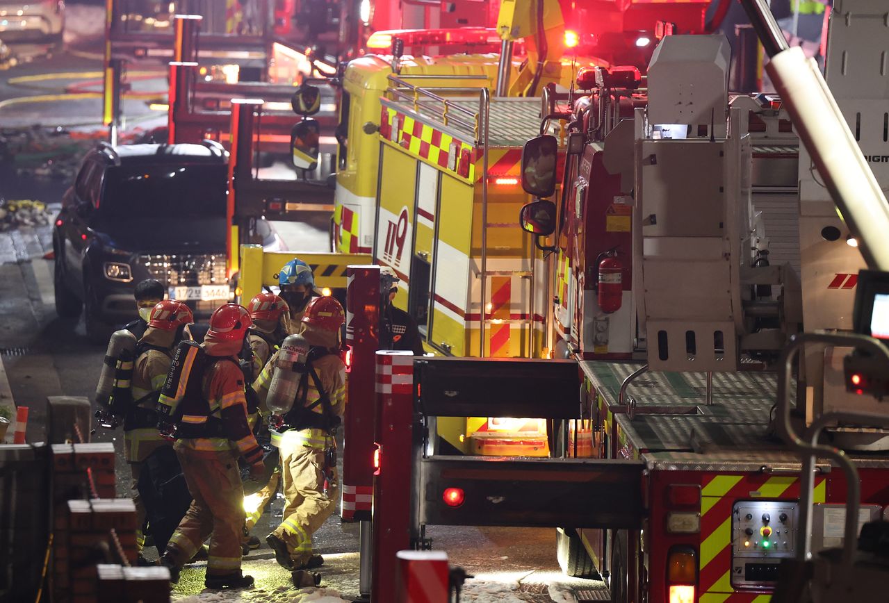 20일 오후 1시17분쯤 대전 대덕구 문평동 자동차 부품공장에서 발생한 대형 화재로 14명 실종, 소방대원들이 인명 수색을 벌여 발견된 시신을 이송하고 있다. 뉴스1