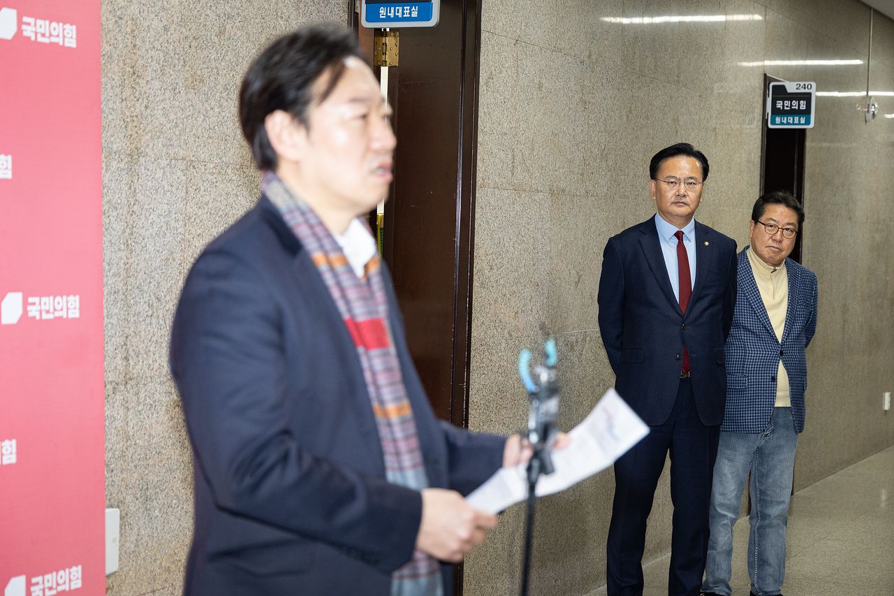 유상범 국민의힘 의원(왼쪽에서 두번째)이 17일 서울 여의도 국회에서 서울시장 출마를 밝히며 오세훈 서울시장의 경선 참여를 촉구하는 박수민 의원의 브리핑을 지켜보고 있다. 유 의원 오른쪽은 조광한 최고위원. 뉴스1