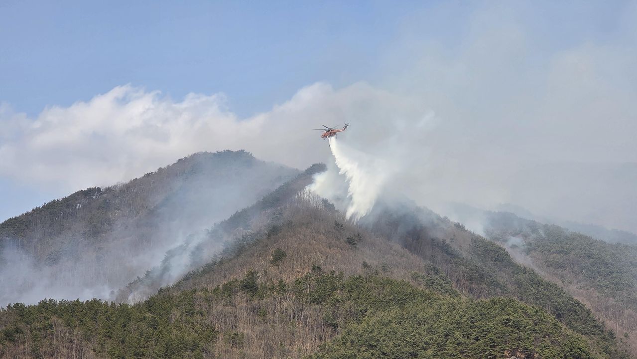 경남 함양 산불 현장에서 헬기가 물을 뿌리고 있다. 사진 산림청