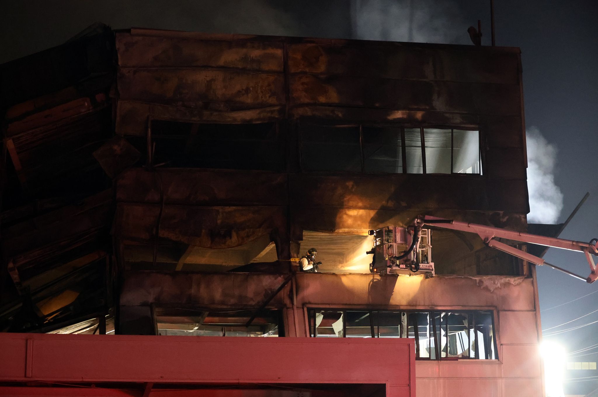 불이 난 대전 대덕구 자동차부품 제조 공장인 안전공업 내부에서 인명 수색작업과 화재 조사를 벌이고 있다. 연합뉴스