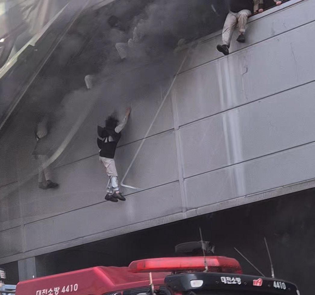 20일 오후 대전 대덕구 문평동 한 자동차부품 제조 공장에서 불이 나 검은 연기가 치솟는 가운데 직원들이 탈출을 위해 필사적으로 뛰어내리고 있다. 연합뉴스