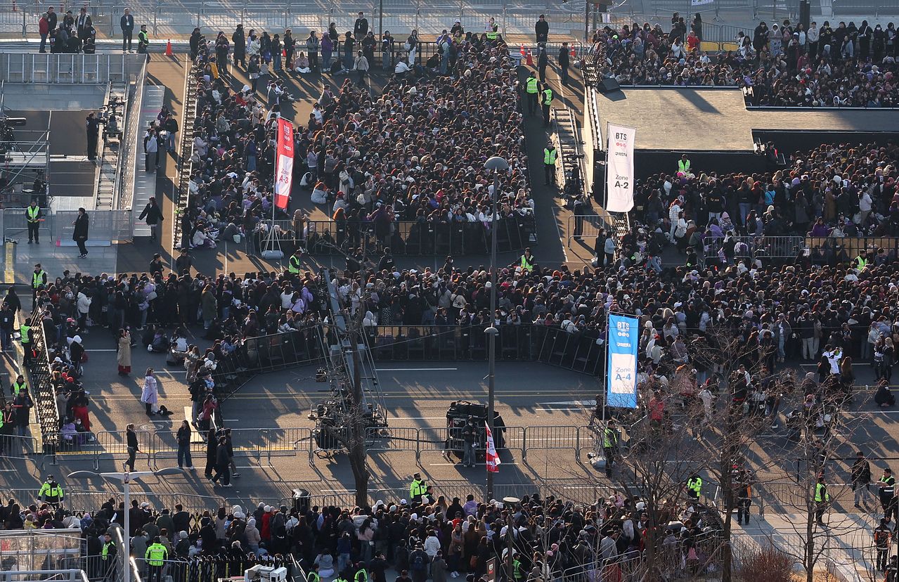 21일 서울 광화문 광장에서 '아미'(BTS 팬덤)들이 공연 시작을 기다리고 있다. 연합뉴스