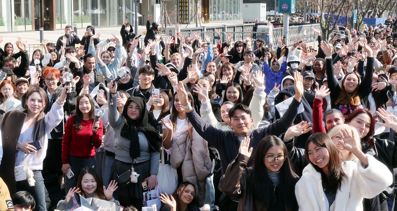 방탄소년단(BTS) 컴백 공연일인 21일 오전 서울 종로구 광화문광장에서 팬들이 공연 시작을 기다리며 취재진을 향해 환호하고 있다. 뉴스1