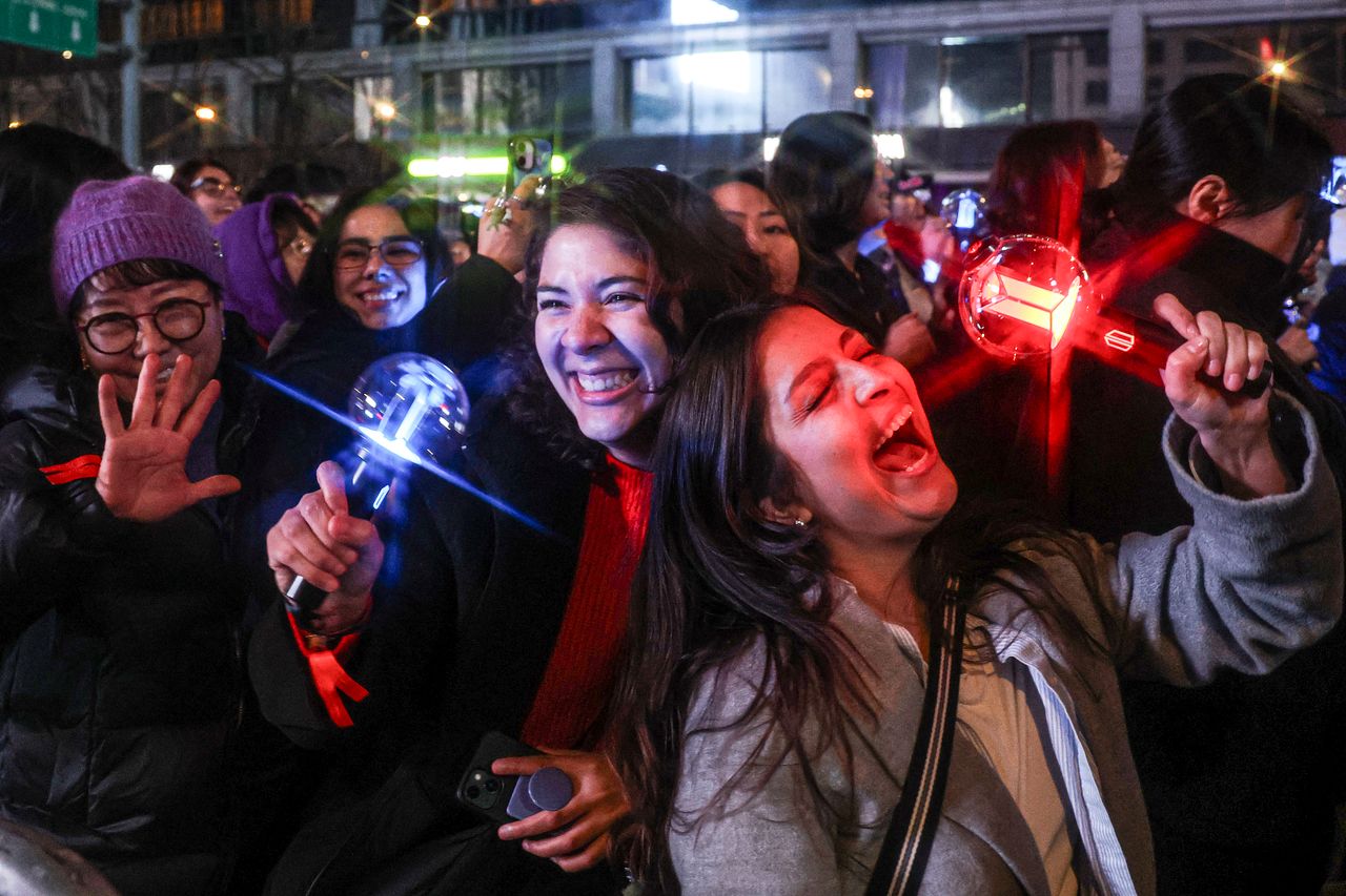 방탄소년단(BTS) 컴백 공연이 열린 21일 오후 서울 세종대로 일대에서 관람객들이 공연을 보고 있다. 김경록 기자