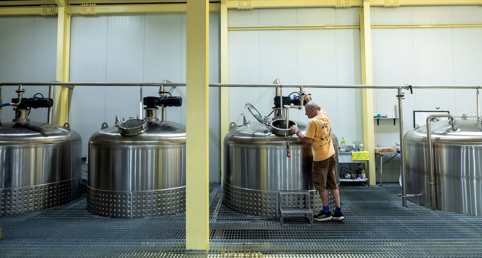 마스터 디스틸러 앤드류 샌드가 발효조를 들여다보고 있다. 장진영 기자