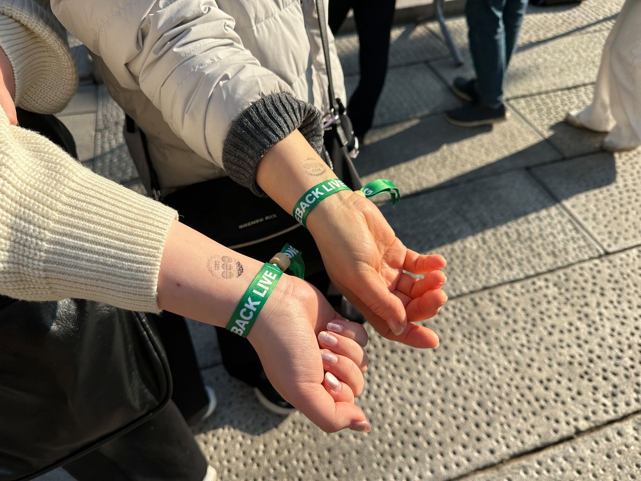 21일 BTS 공연에 입장하는 관람객들이 입장 팔찌를 낀 모습. 한찬우 기자