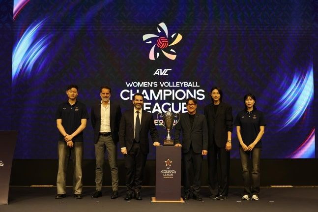 20일 열린 AVC 챔피언스리그 조 추첨식에 참석한 수자라 AVC 회장(왼쪽 4번째)과 김연경(5번째). 사진 AVC 챔피언스리그 인천 조직위 제공