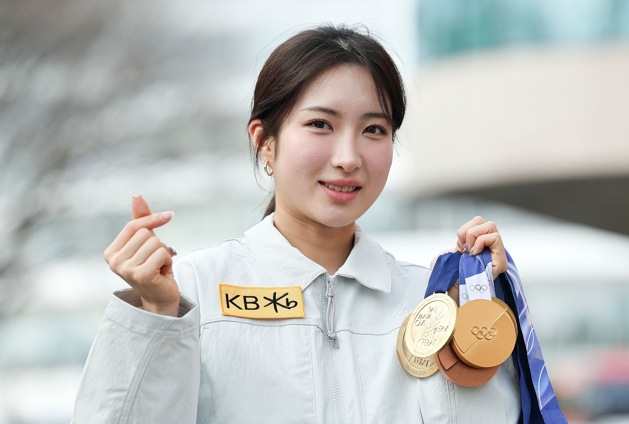 2026 밀라노·코르티나담페초 동계올림픽에 이어 세계선수권 대회 2관왕인 쇼트트랙 김길리 선수가 20일 오전 서울 송파구 올림픽파크텔에서 중앙일보와 인터뷰 전 포즈를 취하고 있다. 임현동 기자