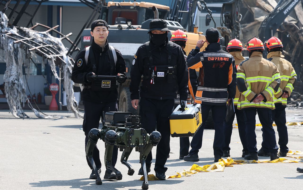 21일 대형 화재로 인명피해가 발생한 대전 대덕구 자동차 부품 제조 공장에서 로봇개를 투입해 실종자를 수색하고 있다. 뉴스1