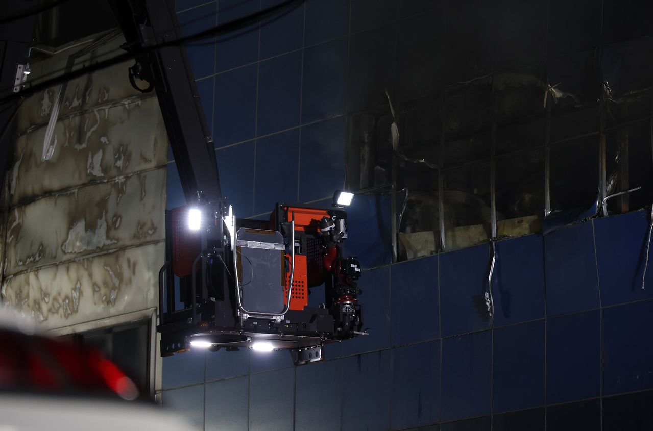 20일 오후 불이 난 대전 대덕구 문평동 한 자동차부품 제조 공장에서 소방 당국이 인명수색을 하고 있다. 연합뉴스