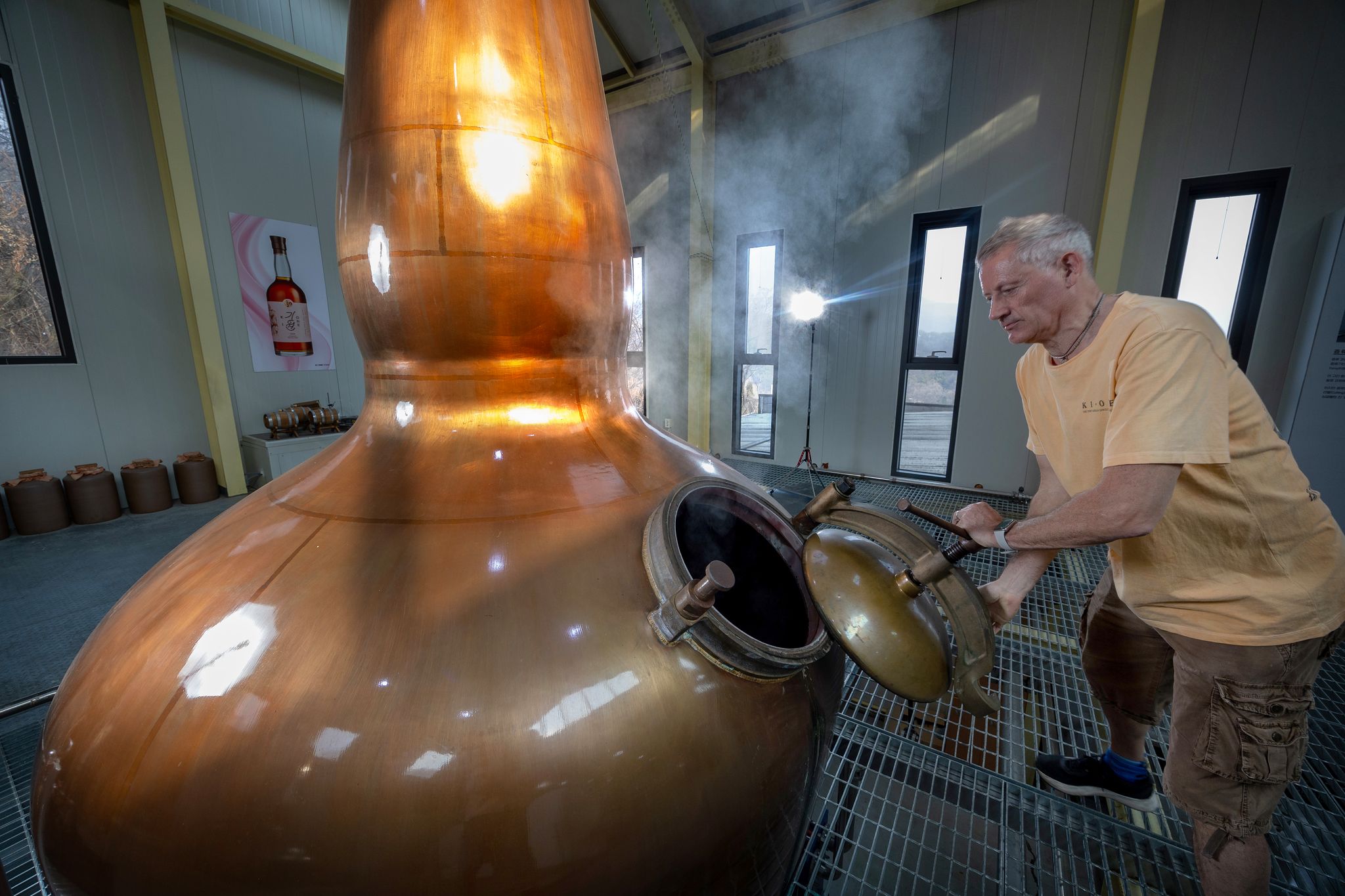 마스터 디스틸러 앤드류 샌드가 증류기를 열고 있다. 장진영 기자