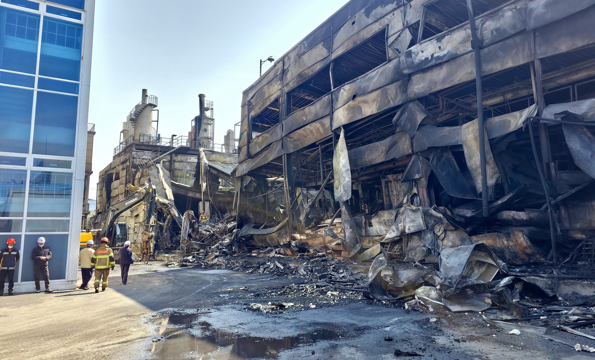 대형화재로 많은 인명 피해가 발생한 대전 대덕산업단지의 한 자동차 부품공장 화재 현장에서 21일 오후 소방당국과 경찰 등이 실종자 수색에 총력을 기울이고 있다.김성태 객원기자