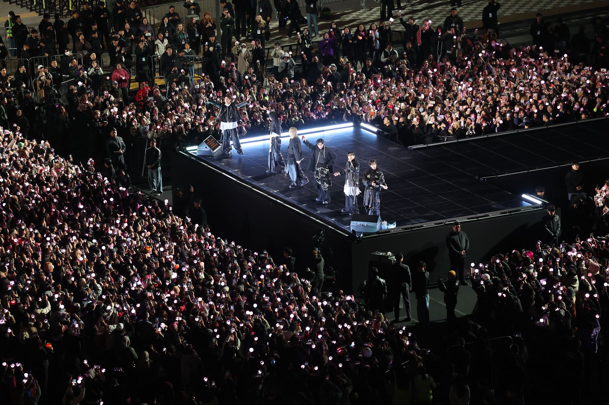그룹 방탄소년단(BTS)이 21일 서울 광화문 광장에서 정규 5집 '아리랑'(ARIRANG) 발매를 기념해 무료 공연 'BTS 컴백 라이브: 아리랑'(BTS THE COMEBACK LIVE｜ARIRANG)을 열고 있다. 연합뉴스