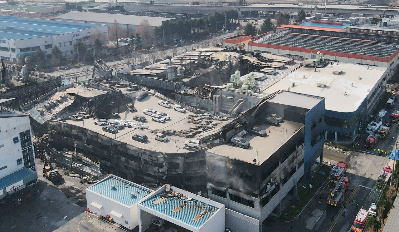 20일 대형 화재로 인명피해가 발생한 대전 대덕구 자동차 부품 제조 공장이 일부 무너져 내린 모습. 뉴스1