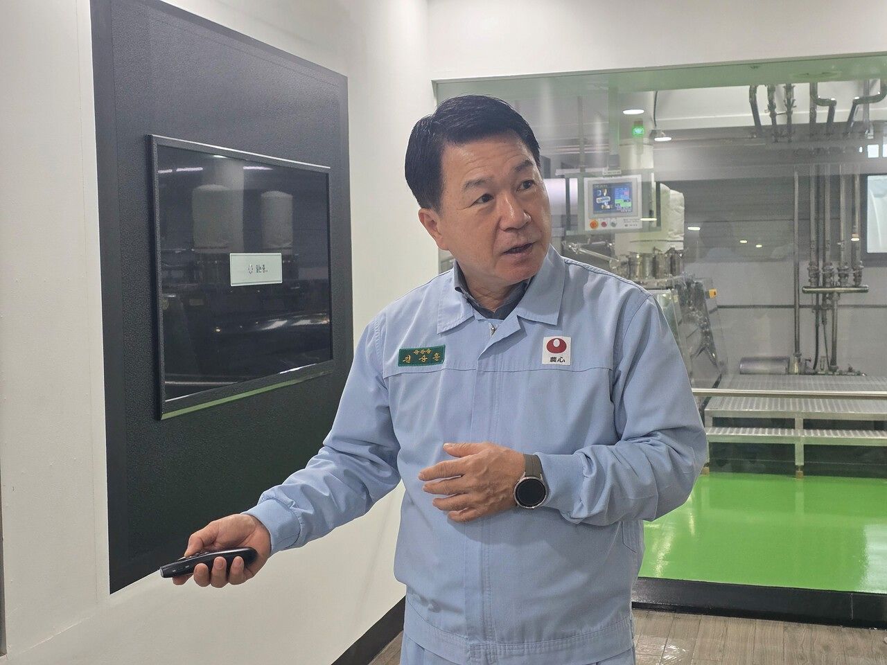 김상훈 농심 구미공장 공장장(상무)이 신라면 생산 과정을 설명하고 있다. [사진 농심]