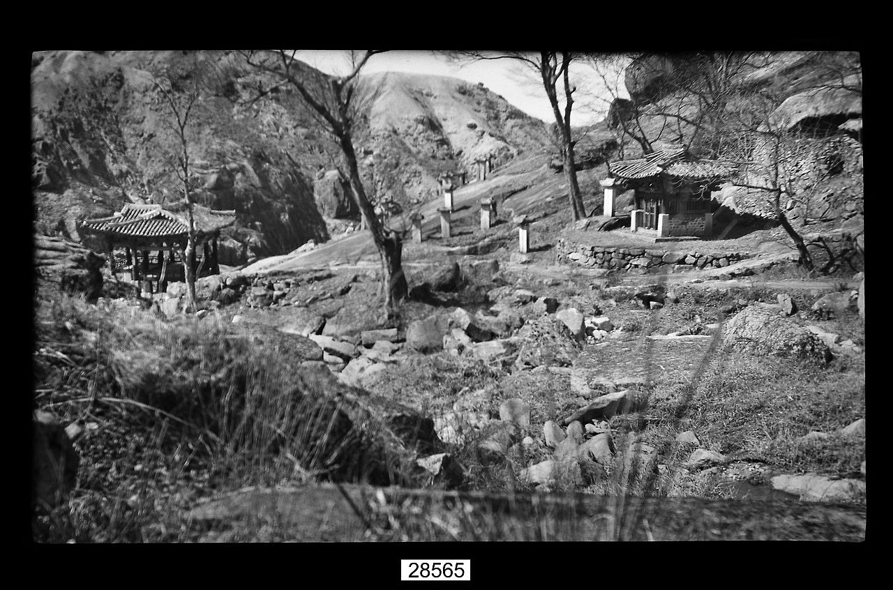 100여 년 전의 북한산 산영루와 비석거리의 사진. 챗GPT에게 보여주고 그림 제작을 의뢰했다. [사진 경기문화재단]