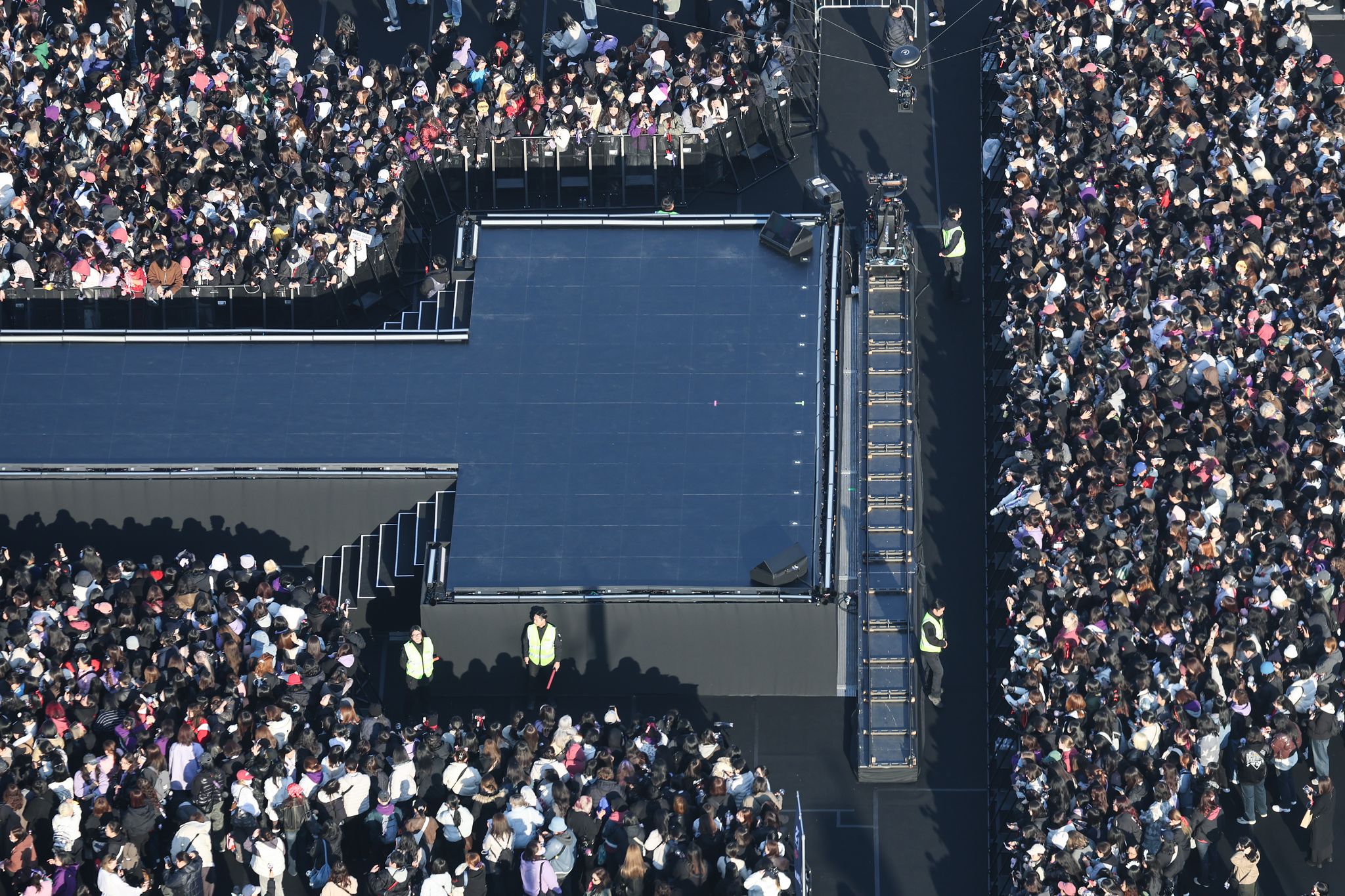 그룹 방탄소년단(BTS)이 정규 5집 '아리랑'(ARIRANG) 발매를 기념해 'BTS 컴백 라이브: 아리랑' 공연을 여는 21일 서울 광화문광장 공연장에서 관객들이 입장하고 있다. 연합뉴스
