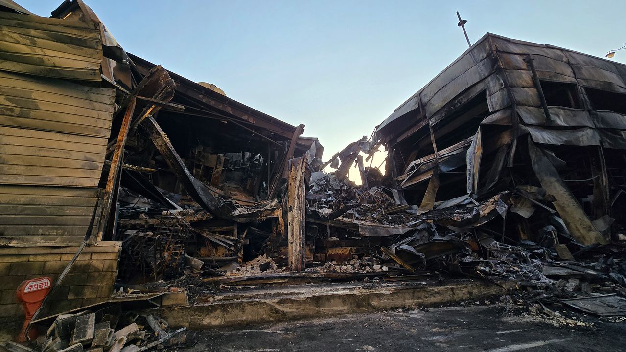 지난 20일 대전 자동차 부품 공장에서 발생한 화재로 14명의 숨진 가운데 무너져 내린 공장이 처참한 모습을 하고 있다. 신진호 기자