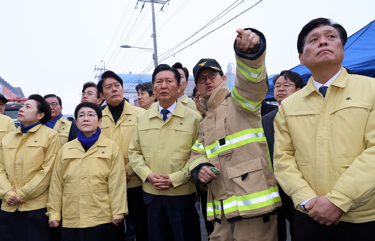 정청래 더불어민주당 대표가 21일 대형 화재로 인명피해가 발생한 대전 대덕구 자동차 부품 제조 공장을 찾아 현장에 대한 설명을 듣고 있다. 뉴스1