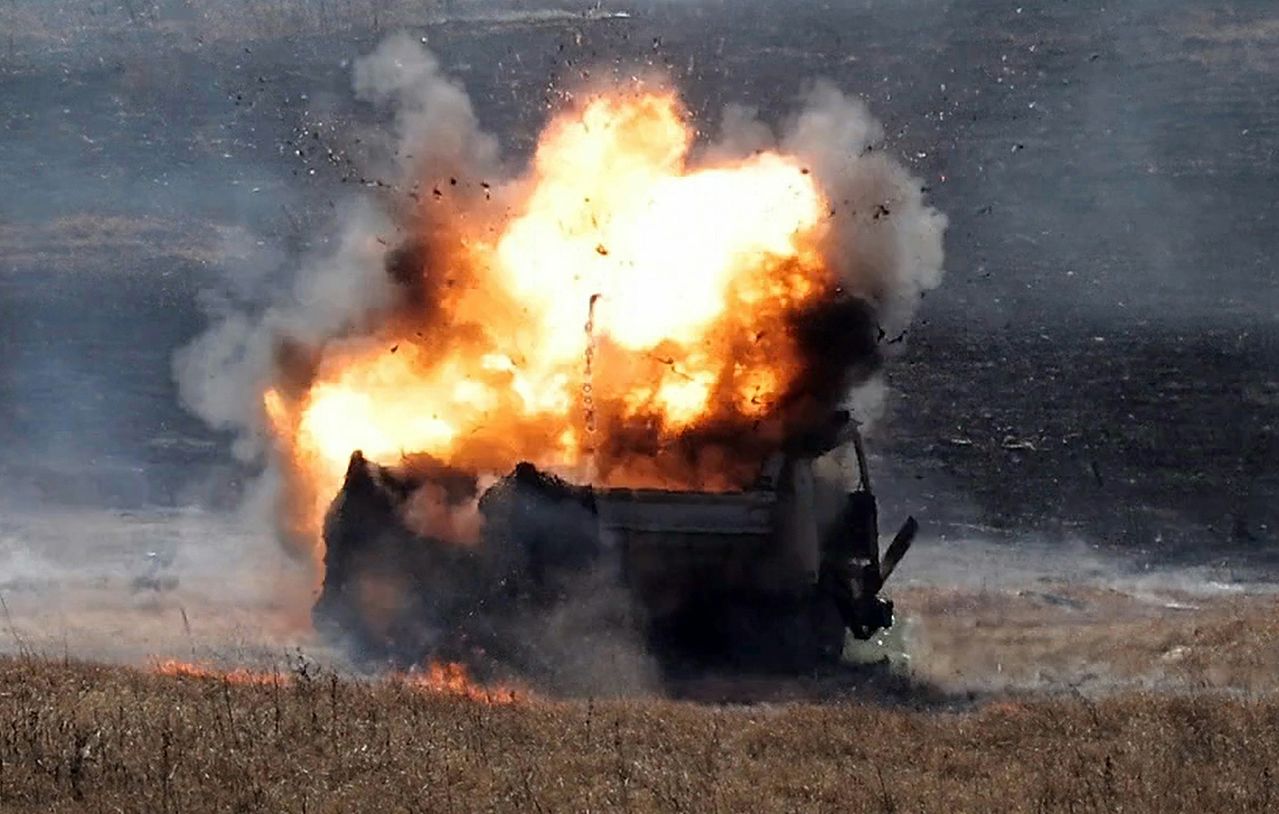  북한 노동당 기관지 노동신문은 지난 20일 "조선노동당 총비서이시며 조선민주주의인민공화국 국무위원장이신 경애하는 김정은 동지께서 3월 19일 조선인민군 수도방어군단직속 평양 제60훈련기지를 방문하시고 보병, 땅크(탱크)병구분대들의 협동공격전술연습을 참관했다"라고 보도했다. 뉴스1
