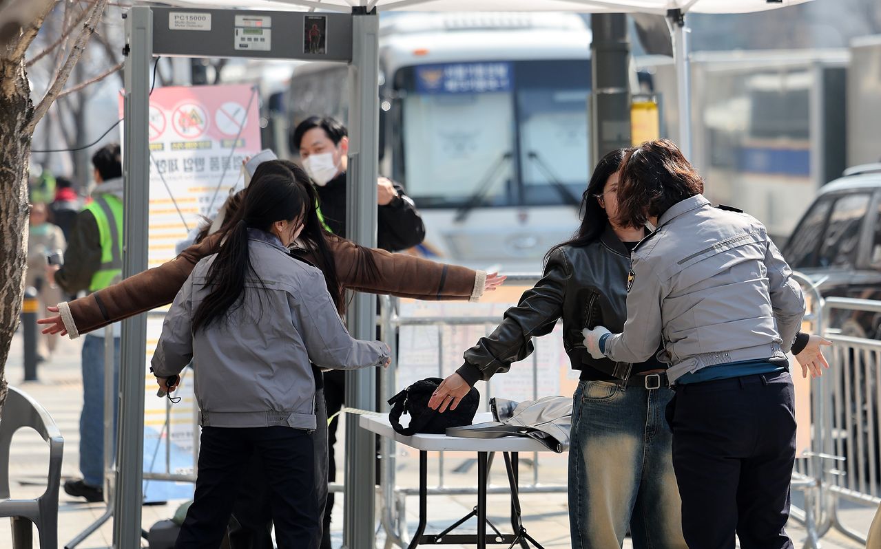 21일 서울 종로구 광화문광장에서 열리는 방탄소년단(BTS) 컴백 공연을 앞두고 경찰이 광장 주변을 오가는 시민과 외국인 관광객을 대상으로 검문검색을 실시하고 있다. 뉴스1