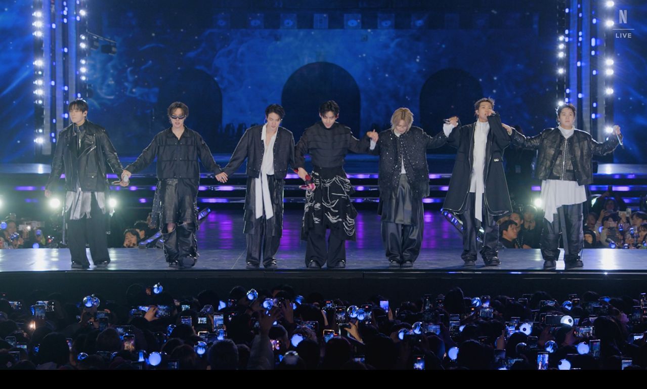 공연을 마치고 관객에게 인사하는 방탄소년단 멤버들. 사진 빅히트뮤직/넷플릭스