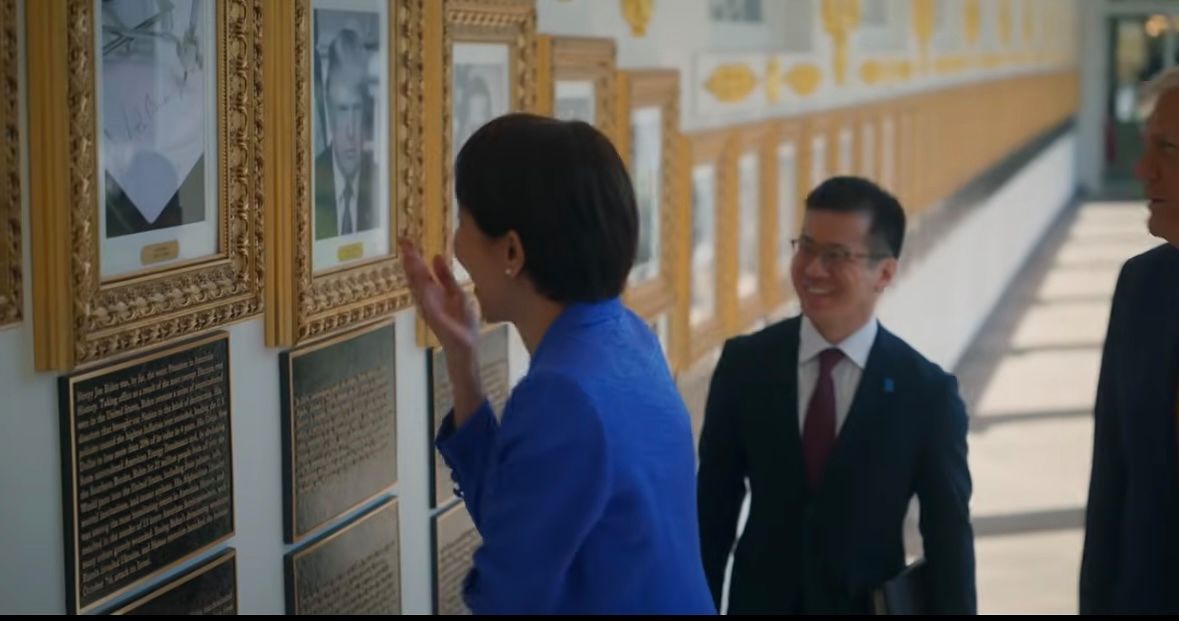 다카이치 사나에 일본 총리가 미일 정상회담을 위해 방문한 백악관에서 조 바이든 전 대통령을 조롱하는 사진을 보며 웃고 있다. 유튜브 캡처