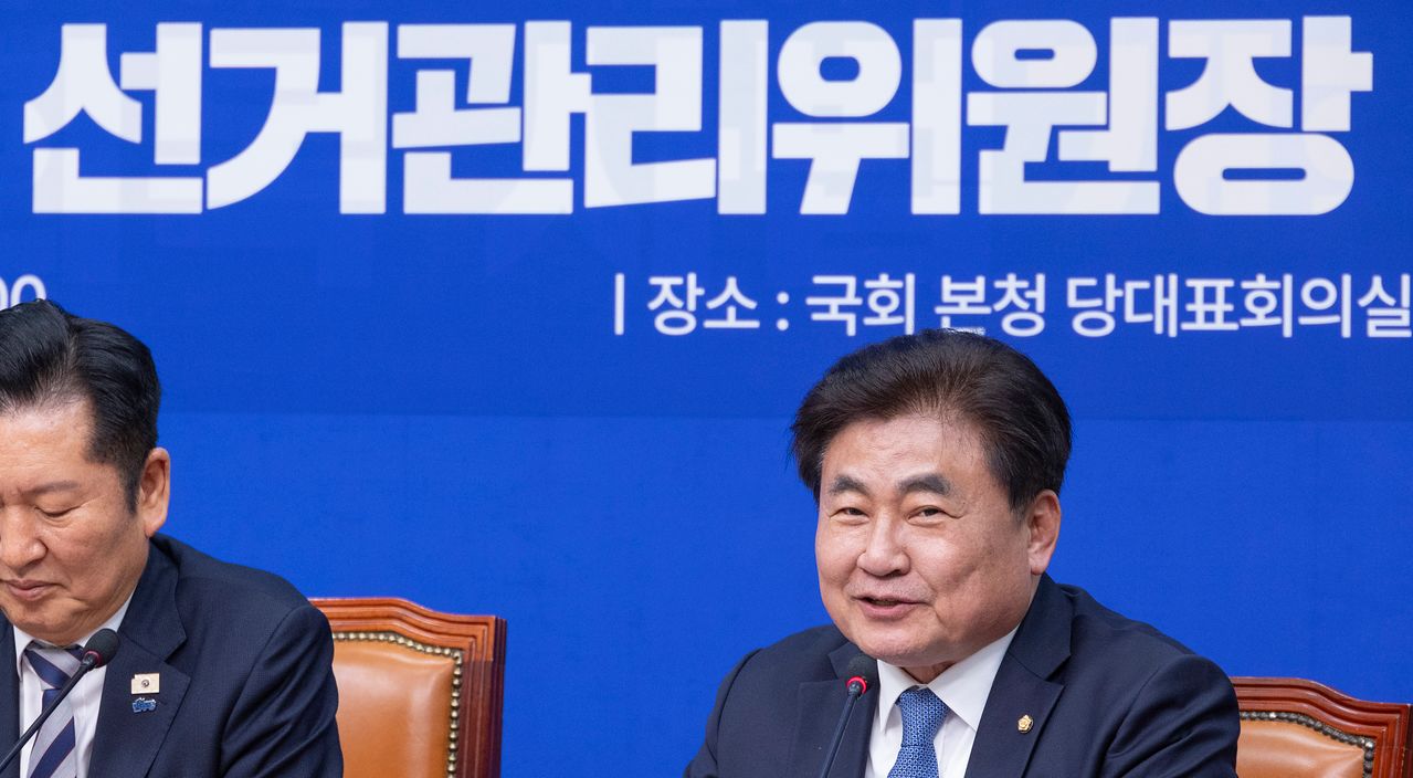 더불어민주당 중앙당 선거관리위원장인 소병훈 의원(오른쪽)이 지난 10일 국회에서 열린 중앙당 및 시·도당 선거관리위원장 연석회의에서 발언하고 있다. 연합뉴스