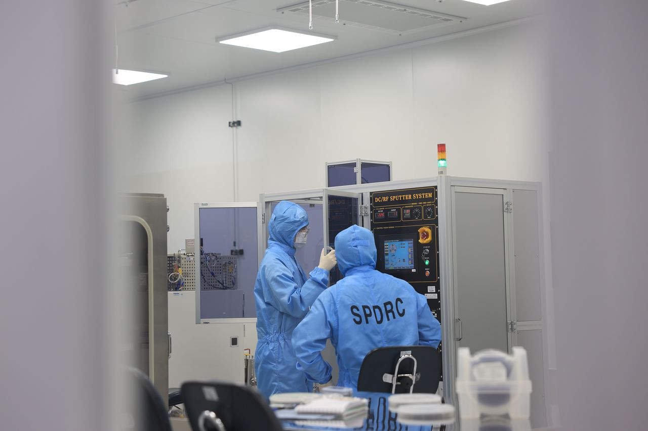 지난 18일 경기 용인 명지대 반도체공학부에서 학생들이 반도체에 회로를 만드는 장비를 들여다보고 있다. 사진 명지대