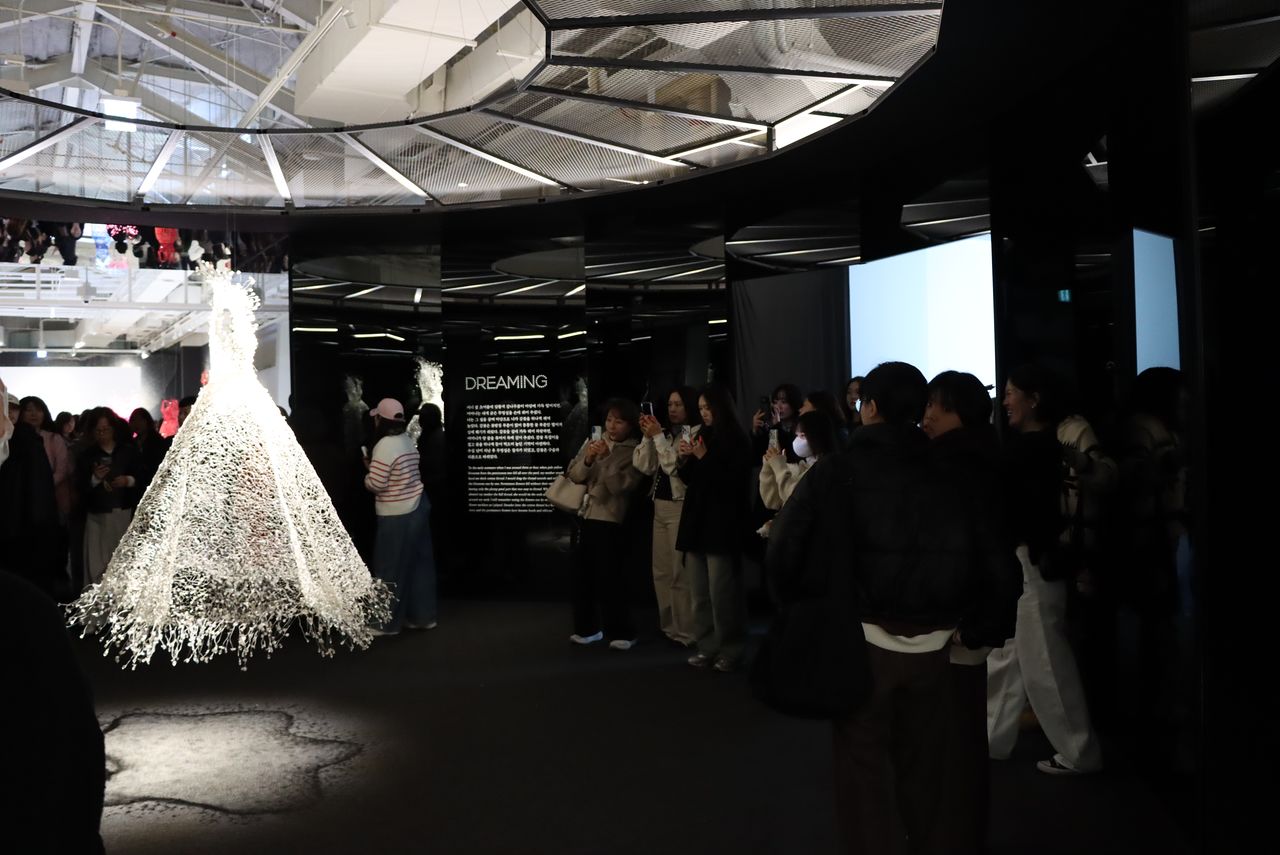 서울공예박물관의 금기숙 기증특별전 ‘댄싱, 드리밍, 엔라이트닝(Dancing, Dreaming, Enlightening)’이 누적 관람객 100만 명을 돌파하며 폐막일인 22일 총 113만 관람객이 예상된다. 사진은 전시장 풍경. 사진 서울공예박물관