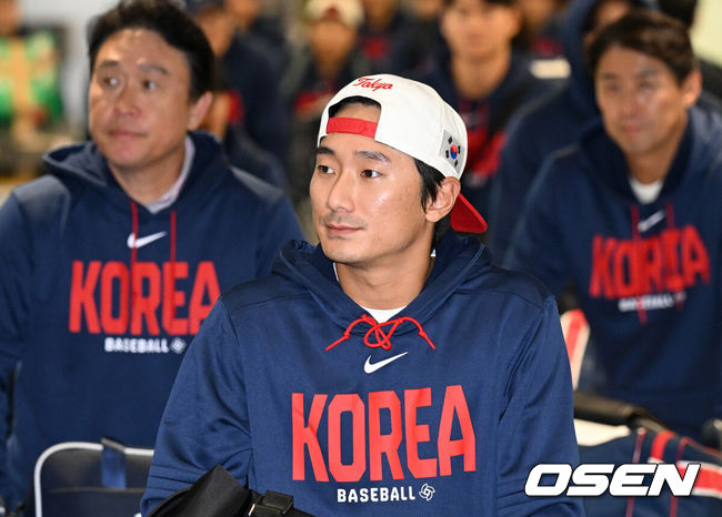 [OSEN=인천공항, 조은정 기자]월드베이스볼클래식(WBC)에 출전한 한국대표팀이 16일 인천국제공항을 통해 마이애미에서 귀국했다.한국은 C조 조별리그에서 일본, 대만, 호주, 체코 상대로 2승 2패(조 2위)를 거두며 2009년 이후 17년 만에 8강 진출에 성공했다. 그러나 도미니카공화국과의 8강전에서 0-10 7회 콜드게임 끝내기 패배로 대회를 마무리했다.야구 대표팀 신민재가 입국장을 나서고 있다. 2026.03.16 /cej@osen.co.kr