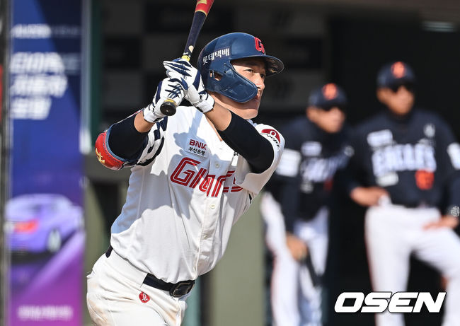 [OSEN=부산, 이석우 기자] 21일 부산 사직야구장에서 2026 신한 SOL KBO 리그 롯데 자이언츠와 한화 이글스의 시범경기가 열렸다. 홈팀 롯데는 로드리게스가, 방문팀 한화는 엄상백이 선발 출전했다.롯데 자이언츠 노진혁이 8회말 1사 우익수 오른쪽 2루타를 치고 있다. 2026.03.21 / foto0307@osen.co.kr