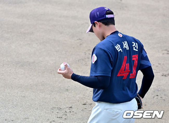 [OSEN=미야자키(일본), 지형준 기자] 3일 일본 미야자키현 아야초 니시키바루 야구장에서 SSG 랜더스와 롯데 자이언츠의 연습경기가 열렸다. 롯데 투수 박세진이 훈련을 하고 있다. 2026.03.03 /jpnews@osen.co.kr