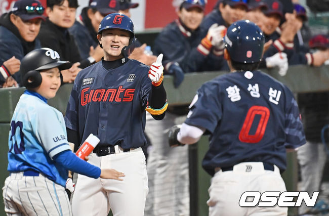 [OSEN=울산, 이석우 기자] 20일 울산 문수야구장에서 2026 메디힐 KBO 퓨처스리그 울산 웨일즈와 롯데 자이언츠의 경기가 열렸다. 울산은 오카다를 선발로, 롯데는 현도훈을 선발로 출전시켰다. 롯데 자이언츠 신윤후가 1회초 득점을 올린 황성빈과 하이파이브를 하고 있다. 2026.03.20 / foto0307@osen.co.kr