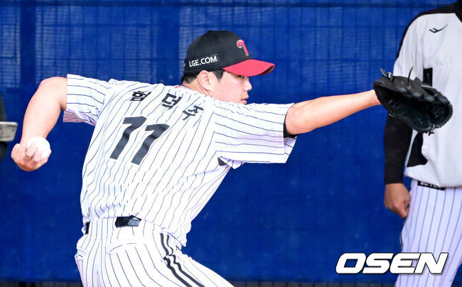 [OSEN=오키나와(일본), 최규한 기자] 프로야구 LG 트윈스가 27일 일본 오키나와 가데나 야구장에서 스프링캠프 훈련을 펼쳤다. LG 함덕주가 불펜 피칭을 펼치고 있다. 2026.02.27 / dreamer@osen.co.kr