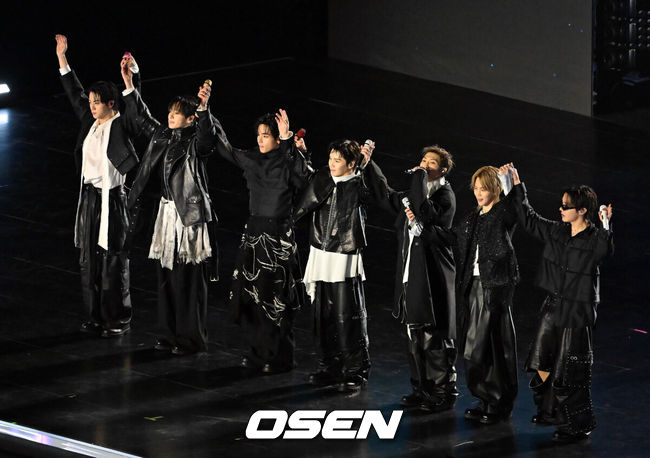 [OSEN=민경훈 기자] 그룹 방탄소년단(BTS)이 21일 서울 광화문 광장에서 무료 복귀 공연'BTS컴백 라이브: 아리랑'(BTSTHECOMEBACKLIVE|ARIRANG)을 펼쳐졌다. 방탄소년단은 전날 3년 9개월 만의 새 앨범인 정규 5집 ‘아리랑’을 발표했다. 타이틀곡 ‘스윔’은 멜론 ‘톱 100’ 차트 1위에 올랐고, 실물 음반도 발매 당일 약 400만장이 팔렸다.  BTS의 RM, 진, 슈가, 제이홉, 지민, 뷔, 정국이 공연을 펼친 후 인사를 하고 있다. 2026.03.21 / rumi@osen.co.kr