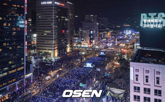 [OSEN=이대선 기자] 21일 오후 서울시 종로구 광화문 광장에서 'BTS컴백 라이브: 아리랑'(BTSTHECOMEBACKLIVE|ARIRANG) 공연이 열렸다.이번 공연은 BTS 멤버들이 약 3년 9개월 만에 선보이는 완전체 무대라는 점에서 전 세계 팬들의 이목을 집중시켰다. 특히 대한민국을 상징하는 공간인 광화문 광장에서 가수의 단독 공연이 열린 것은 이번이 처음으로 BTS의 글로벌 위상과 상징성을 다시 한번 입증했다.BTS가 공연을 펼치고 있다. 2026.03.21 /sunday@osen.co.kr[사진]사진공동취재단