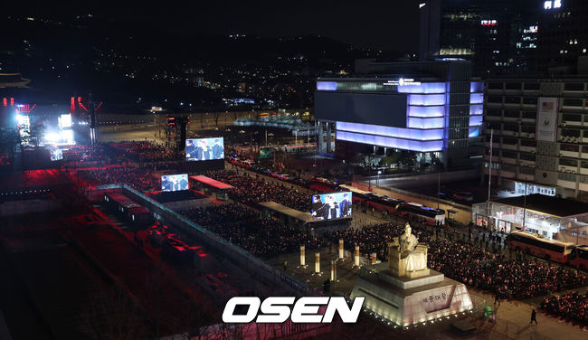 [OSEN=이대선 기자] 21일 오후 서울시 종로구 광화문 광장에서 'BTS컴백 라이브: 아리랑'(BTSTHECOMEBACKLIVE|ARIRANG) 공연이 열렸다.이번 공연은 BTS 멤버들이 약 3년 9개월 만에 선보이는 완전체 무대라는 점에서 전 세계 팬들의 이목을 집중시켰다. 특히 대한민국을 상징하는 공간인 광화문 광장에서 가수의 단독 공연이 열린 것은 이번이 처음으로 BTS의 글로벌 위상과 상징성을 다시 한번 입증했다.BTS가 공연을 펼치고 있다. 2026.03.21 /sunday@osen.co.kr[사진]사진공동취재단