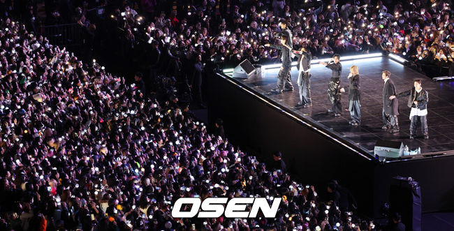 [OSEN=이대선 기자] 21일 오후 서울시 종로구 광화문 광장에서 'BTS컴백 라이브: 아리랑'(BTSTHECOMEBACKLIVE|ARIRANG) 공연이 열렸다.이번 공연은 BTS 멤버들이 약 3년 9개월 만에 선보이는 완전체 무대라는 점에서 전 세계 팬들의 이목을 집중시켰다. 특히 대한민국을 상징하는 공간인 광화문 광장에서 가수의 단독 공연이 열린 것은 이번이 처음으로 BTS의 글로벌 위상과 상징성을 다시 한번 입증했다.BTS가 공연을 펼치고 있다. 2026.03.21 /sunday@osen.co.kr[사진]사진공동취재단