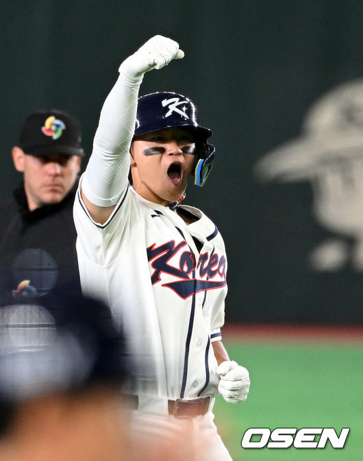 [OSEN=도쿄(일본), 손용호 기자] 8일 일본 도쿄돔에서 2026 월드베이스볼클래식(WBC) 1라운드 C조 조별리그 대한민국과 대만의 경기가열렸다.한국은 전날(7일) 일본과의 경기에서 6-8로 석패했다. 앞서 체코전을 11-4로 잡았던 한국은 1승1패를 마크하게 됐고, 남은 대만전과 호주전에 사활을 걸어야 한다.8회말 2사 1루에서 한국 김도영이 동점 1타점 적시 2루타를 날리며 기뻐하고 있다. 2026.03.08/spjj@osen.co.kr