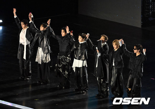 [OSEN=민경훈 기자] 그룹 방탄소년단(BTS)이 21일 서울 광화문 광장에서 무료 복귀 공연'BTS컴백 라이브: 아리랑'(BTSTHECOMEBACKLIVE|ARIRANG)을 펼쳐졌다. 방탄소년단은 전날 3년 9개월 만의 새 앨범인 정규 5집 ‘아리랑’을 발표했다. 타이틀곡 ‘스윔’은 멜론 ‘톱 100’ 차트 1위에 올랐고, 실물 음반도 발매 당일 약 400만장이 팔렸다.  BTS의 RM, 진, 슈가, 제이홉, 지민, 뷔, 정국이 공연을 펼친 후 인사를 하고 있다. 2026.03.21 / rumi@osen.co.kr