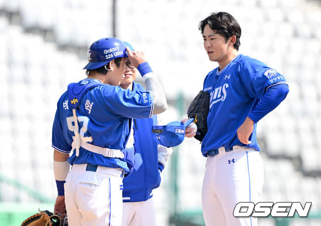 [OSEN=인천, 최규한 기자] 17일 인천 SSG랜더스필드에서 ‘2026 신한 SOL KBO리그’ 시범경기 SSG 랜더스와 삼성 라이온즈의 경기가 열렸다.홈팀 SSG는 앤서니 베니지아노, 방문팀 삼성은 이승민을 선발로 내세웠다.2회말 2사 1, 2루 상황 SSG 에레디아에게 몸 맞는 공을 내준 삼성 투수 미야지 유라가 포수 박세혁과 대화를 나누고 있다. 2026.03.17 / dreamer@osen.co.kr