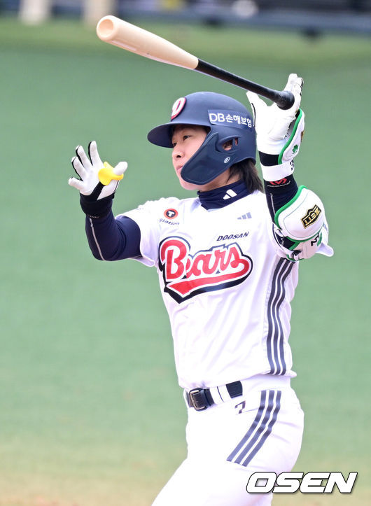 [OSEN=이천, 최규한 기자] 15일 경기도 이천 두산베어스파크에서 ‘2026 신한 SOL KBO리그’ 시범경기 두산 베어스와 삼성 라이온즈의 경기가 열렸다.홈팀 두산은 최승용, 방문팀 삼성은 임기영을 선발로 내세웠다.4회말 2사 1, 2루 상황 두산 박찬호가 달아나는 좌월 스리런포를 날리고 있다. 2026.03.15 / dreamer@osen.co.kr