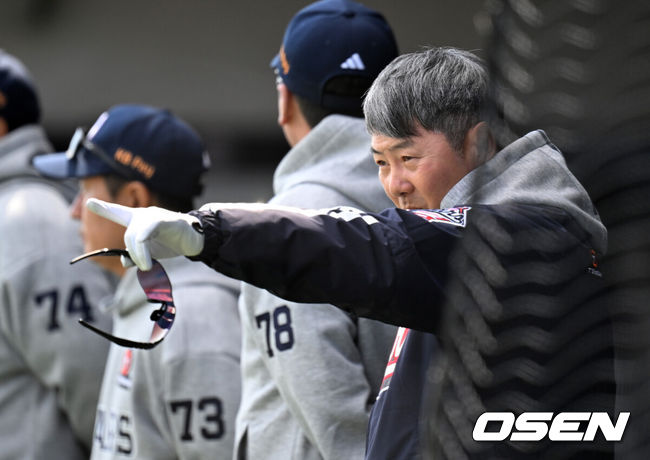 [OSEN=이천, 이대선 기자] 13일 경기도 이천 베어스파크에서 ‘2026 신한 SOL KBO리그’ 시범경기 두산 베어스와 키움 히어로즈의 경기가 열렸다.두산은 잭로그, 키움은 유토를 선발 투수로 내세웠다.경기에 앞서 두산 홍원기 코치와 키움 서건창이 이야기를 나누고 있다.경기에 앞서 두산 김원형 감독이 키움 코치진과 인사를 하고 있다. 2026.03.13 /sunday@osen.co.kr