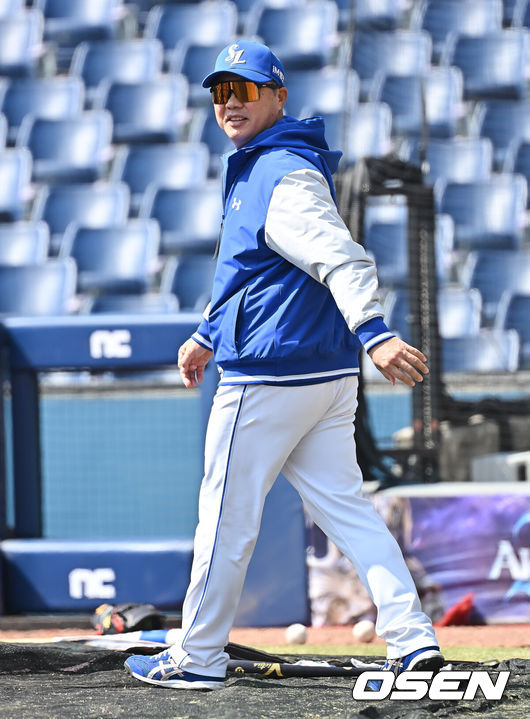 [OSEN=창원, 이석우 기자] 19일 창원NC파크에서 2026 신한 SOL KBO 리그 시범경기 NC 다이노스와 삼성 라이온즈의 경기가 열린다. 지난 12일 시작된 시범경기는 24일까지 진행되며, 각 팀이 12경기씩 총 60경기가 펼쳐진다.삼성 라이온즈 박진만 감독이 NC 다이노스 이호준 감독을 만나러 가고 있다. 2026.03.19 / foto0307@osen.co.kr