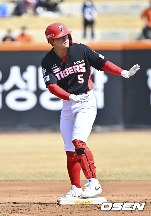 [OSEN=대전, 박준형 기자] 20일 오후 대전 한화생명볼파크에서 2026 신한 SOL KBO 리그 시범경기 한화 이글스와 KIA 타이거즈의 경기를 진행됐다.전날 한화는 4-5로 끌려가다 9회말 허인서의 동점 홈런과 김태연의 끝내기 홈런으로 7-5 역전승을 거두고 2연패를 끊었다.1회초 1사 2루 KIA 김도영이 선취 1타점 적시 2루타를 날리고 타임 요청하고 있다.   2026.03.20 / soul1014@osen.co.kr