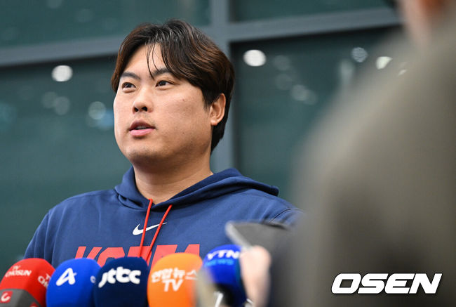 [OSEN=인천공항, 조은정 기자]월드베이스볼클래식(WBC)에 출전한 한국대표팀이 16일 인천국제공항을 통해 마이애미에서 귀국했다.한국은 C조 조별리그에서 일본, 대만, 호주, 체코 상대로 2승 2패(조 2위)를 거두며 2009년 이후 17년 만에 8강 진출에 성공했다. 그러나 도미니카공화국과의 8강전에서 0-10 7회 콜드게임 끝내기 패배로 대회를 마무리했다.대표팀 은퇴를 밝힌 류현진이 인터뷰를 하고 있다. 2026.03.16 /cej@osen.co.kr