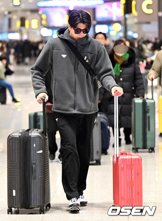 [OSEN=인천공항, 최규한 기자] 프로야구 SSG 랜더스 스프링캠프 선발대가 19일 오전 인천공항을 통해 미국 플로리다로 출국했다.SSG는 2026 시즌을 준비하기 위해 미국 플로리다주 베로비치에서 1차 스프링캠프를 펼친다.SSG 김광현이 출국장에 들어서고 있다. 2026.01.19 / dreamer@osen.co.kr